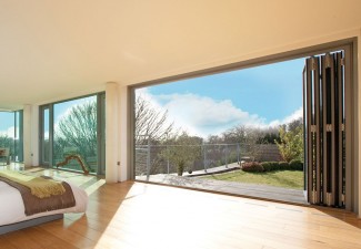 Cerramiento de cristal en domicilio con ventanas plegables de aluminio.