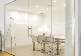 Trabajo realizado en un despacho céntrico de Valencia. Gran diseño y funcionalidad con alta seguridad separando ambientes en la oficina.